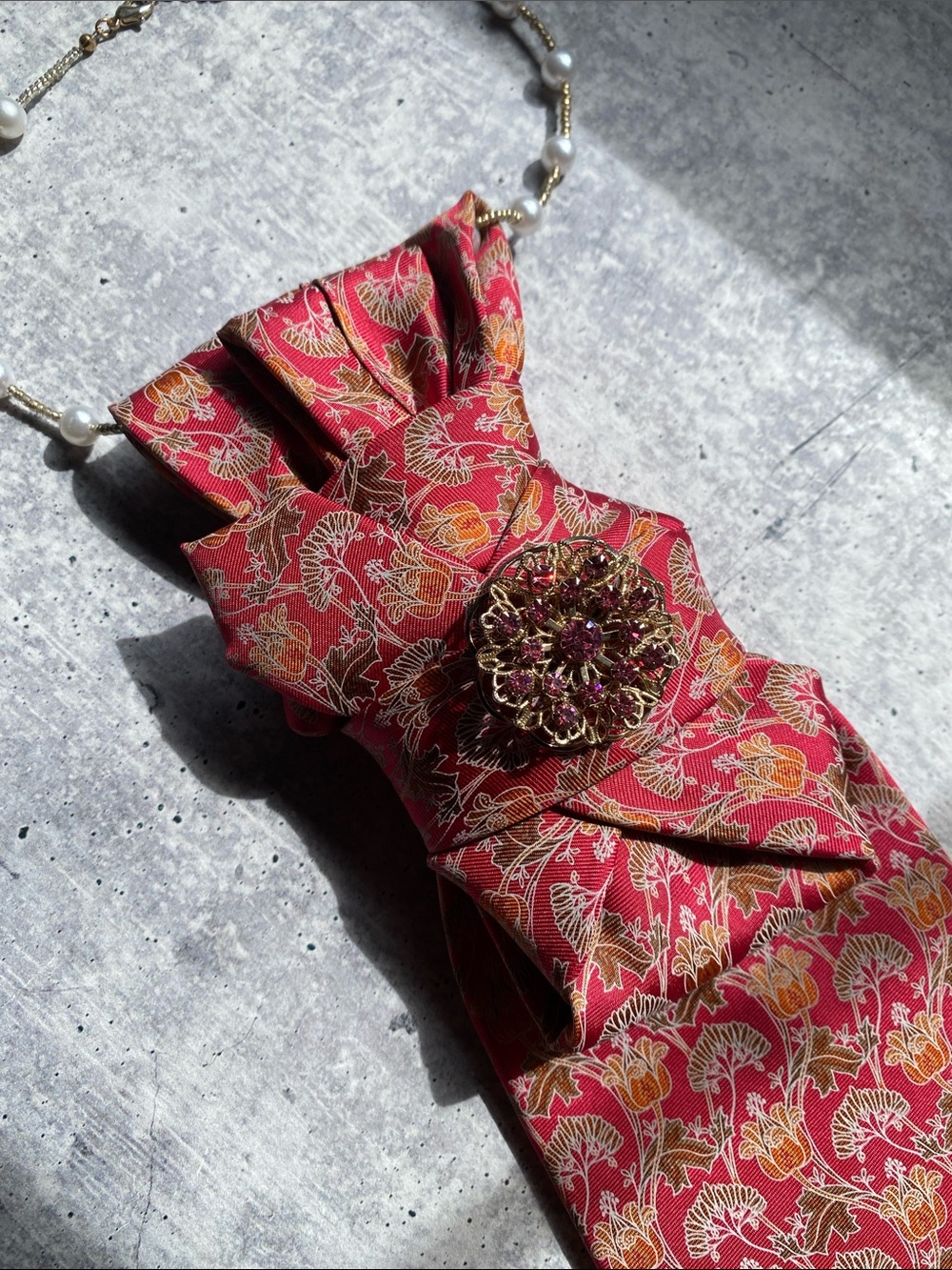 Modern William Morris inspired tie on faux pearl & beaded necklace w/pink brooch